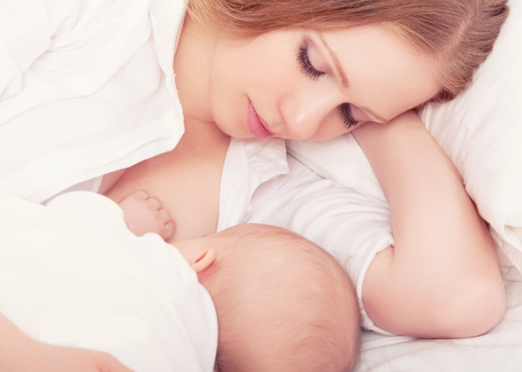 如何夜间喂养婴儿: 妈妈的10个必不可少的注意事项