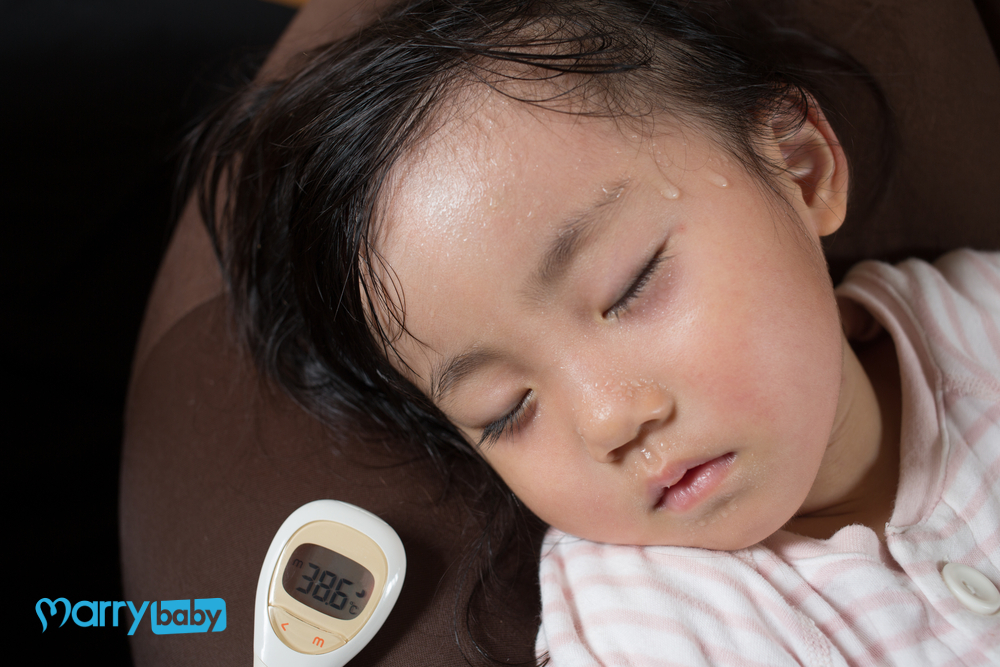 发烧的孩子应该在炎热,闷热的天气下躺在空调上降温吗?