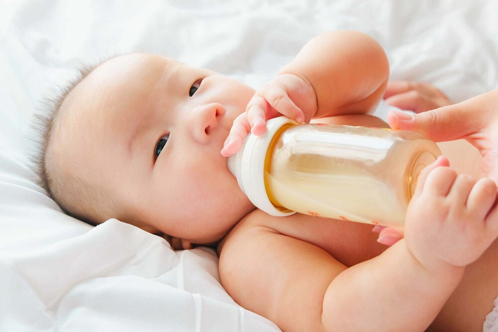 根据世界卫生组织的标准,4个月大的婴儿体重是多少?