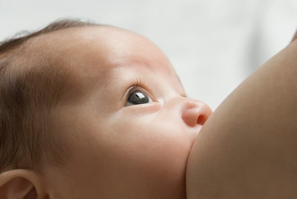 正确的母乳喂养姿势,以免宝宝窒息牛奶和母乳喂养问题