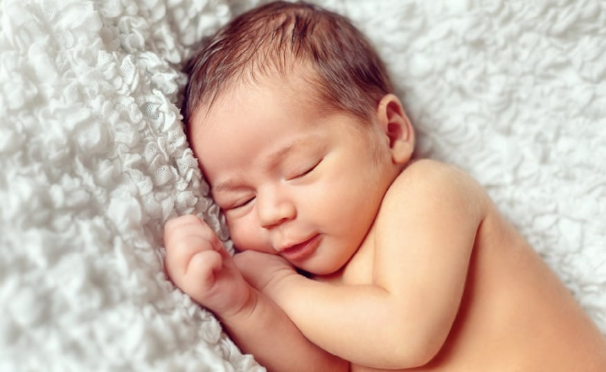 5周大的婴儿: 孩子的第一个微笑和发育