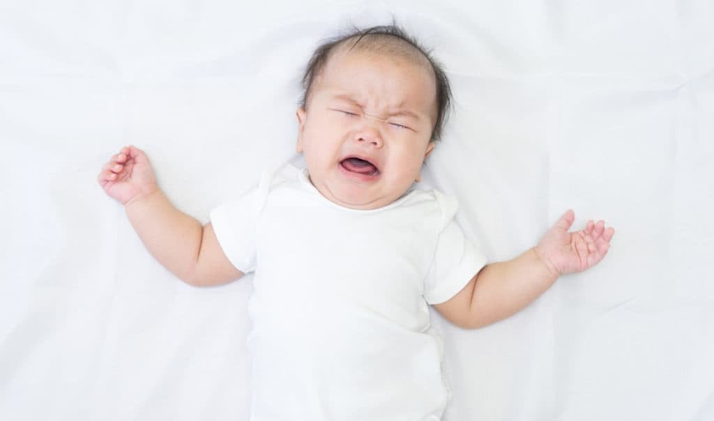 为什么新生儿睡眠不深,睡觉时哭泣?