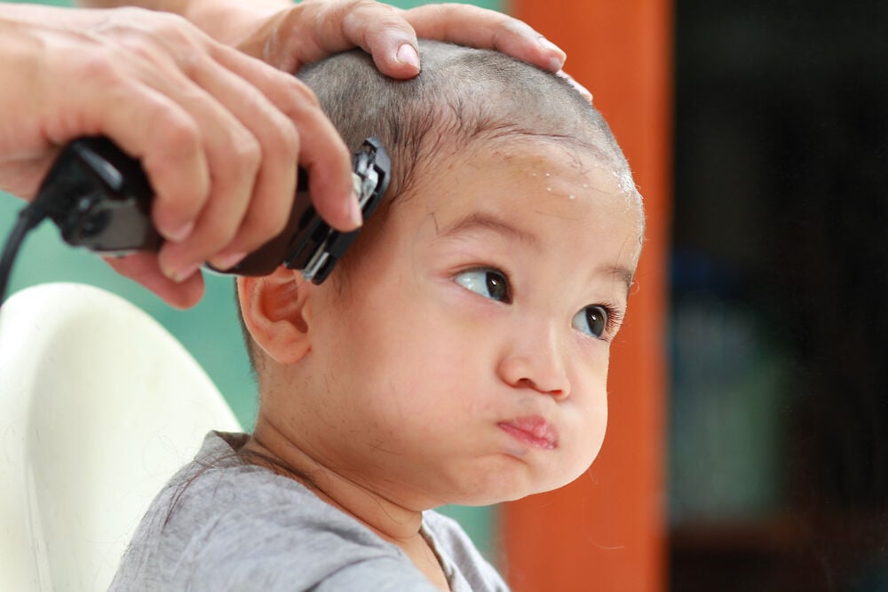 婴儿应该剃光头吗?剃头有助于头发生长吗?