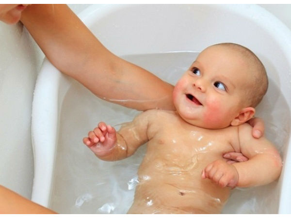 婴儿发烧时如何洗澡