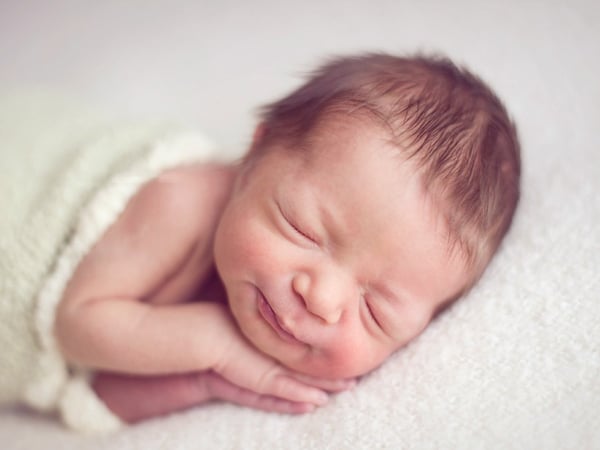 1个月大的婴儿: 如何吃饭-如何睡觉?