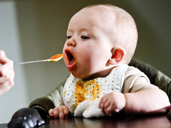 应该为5个月大的婴儿选择甜或咸的零食吗?