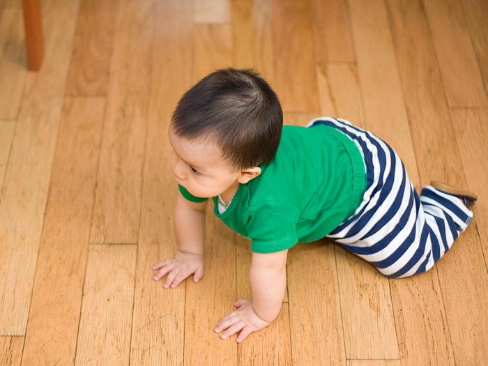 婴儿的发育里程碑: 爬行,爬行,抓握,坐着