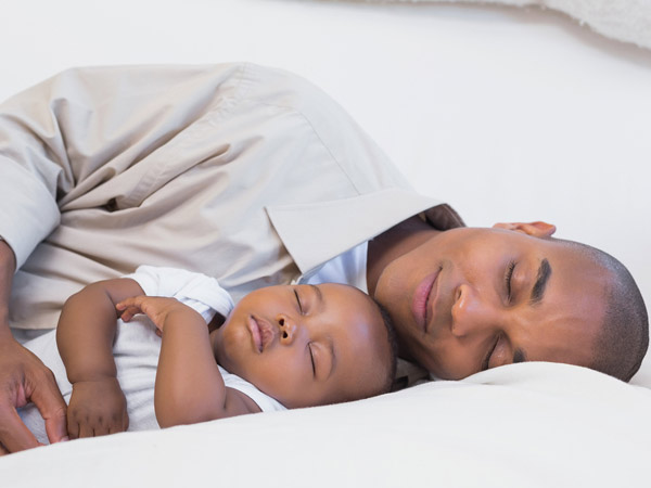 如何让新生儿与父母同床时深度睡眠