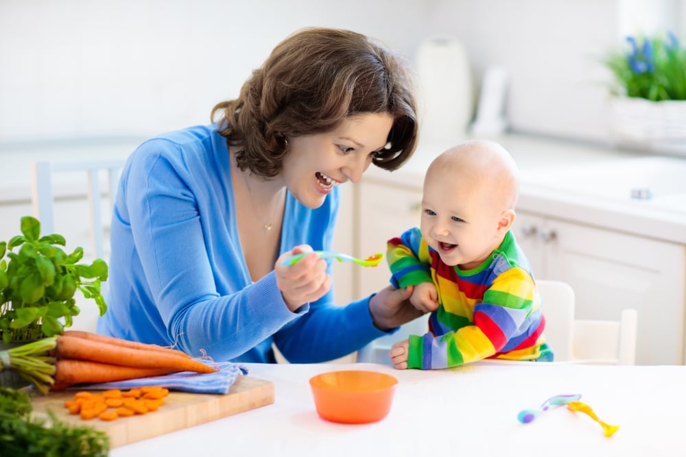 第一次给宝宝喂奶方法: 妈妈要记住的8条黄金法则!