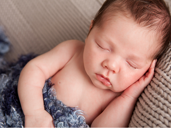 婴儿睡觉时应该侧卧吗?