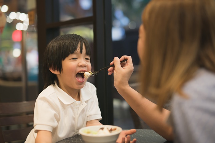 食物咬碎再喂孩吃？医惊大错特错：细菌传染致满口蛀牙