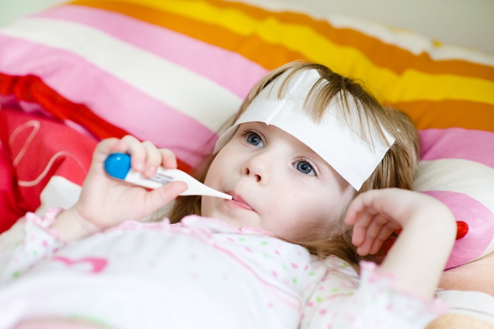 儿童退烧冰枕、散热贴片、退烧药哪个效果好？破解「8常见QA」：这款药别用