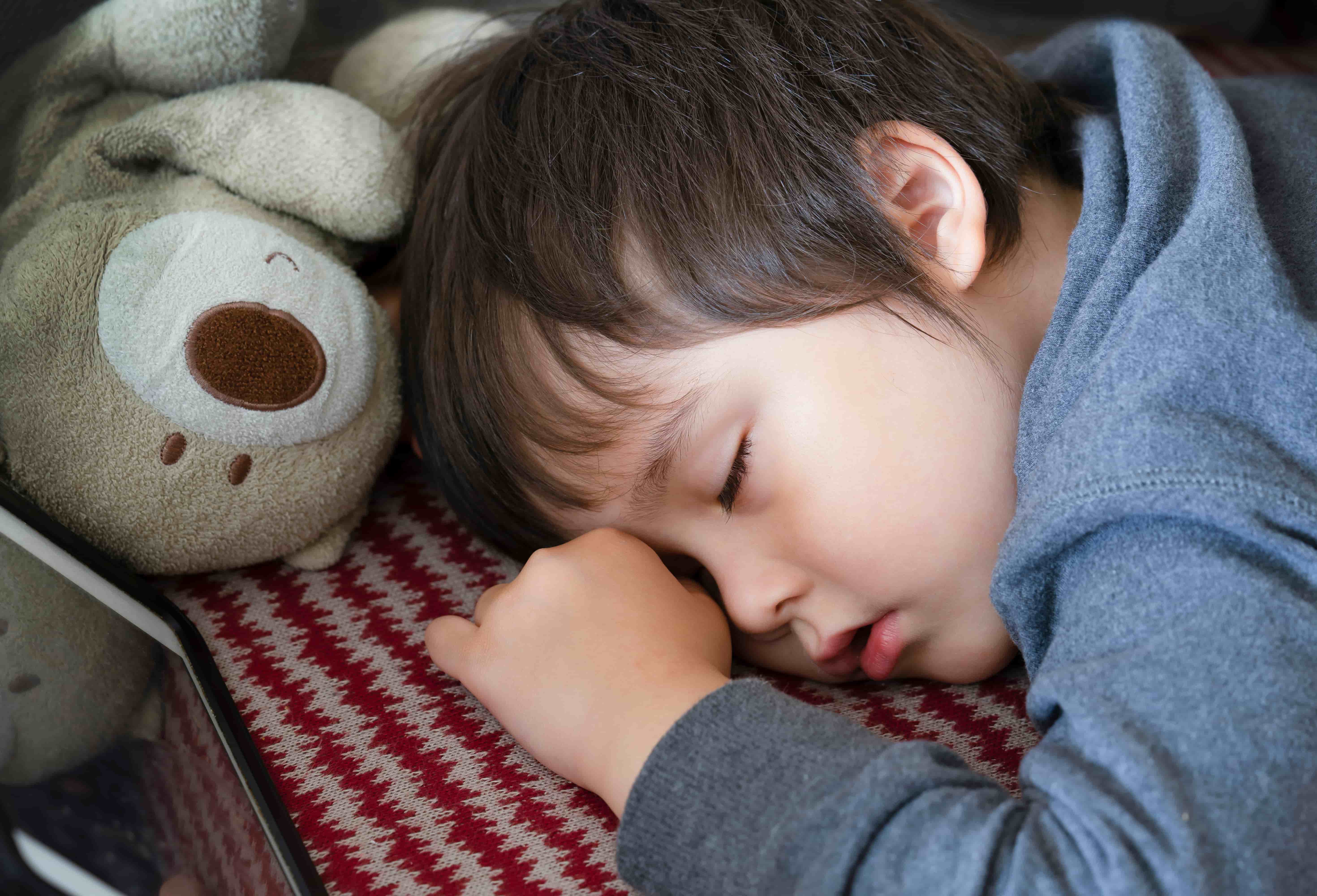 孩子玩到「断电」秒睡，会影响生长发育吗？听听儿科医师怎么说