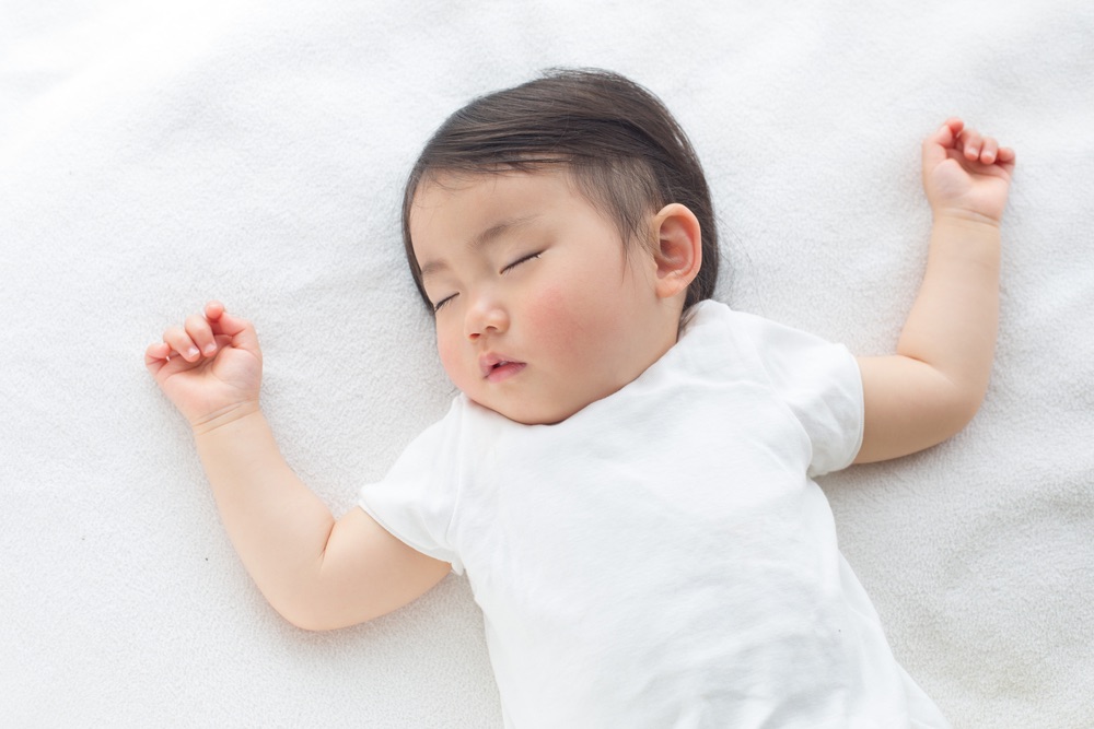 宝宝一关灯就哭、睡不多会不会长不高？关于婴儿睡觉的二三事