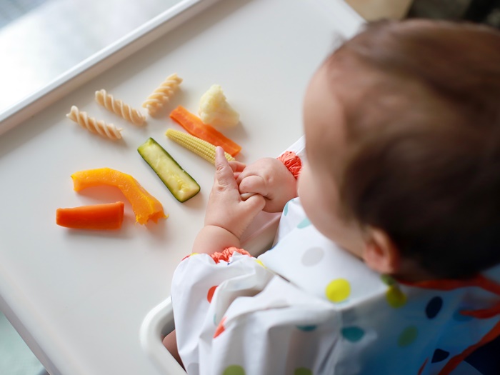 1岁前宝宝饮食照护重点：抓住喝奶讯号，亲喂、瓶喂、副食品注意事项
