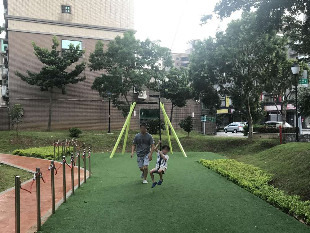 林口一品公园－旋转攀爬架，旋转椅，小猴子滑索免排队