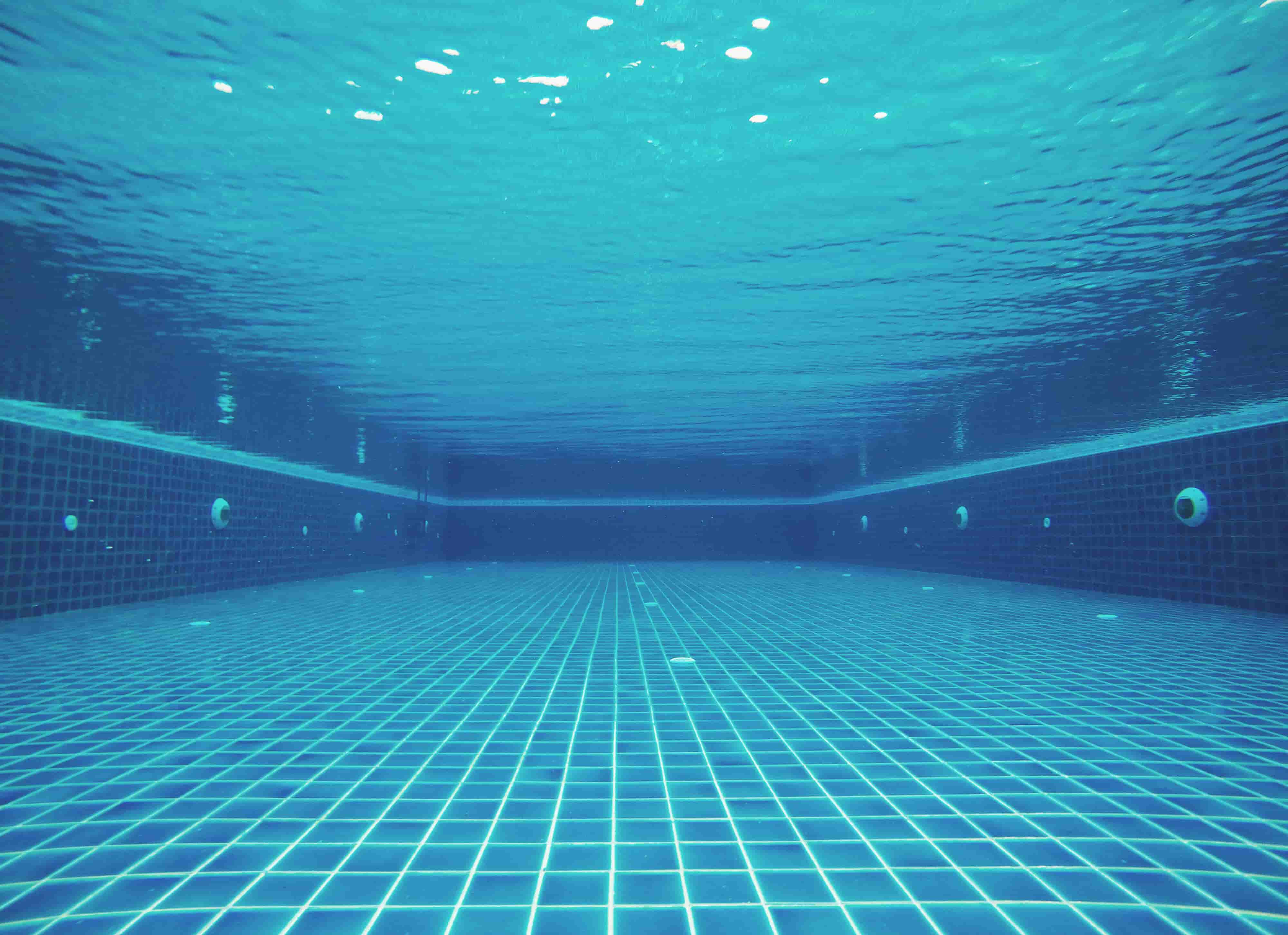 泳池中暗藏危机！9岁女童玩水，头发突被排水孔吸入不慎溺毙