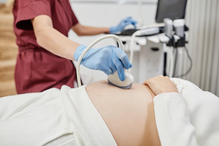 剖腹产可申请保险理赔吗？符合健保规定就赔，还要在保险生效日前怀孕