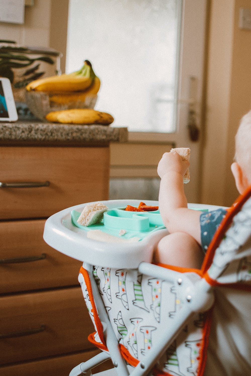 如何解决宝宝BLW自主进食时常见的5个问题：玩食物作呕放宽心让他自己探索吧