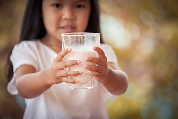 孩子喜欢喝水是好事！但出现这些状况时就不妙了，小心是脑瘤作祟