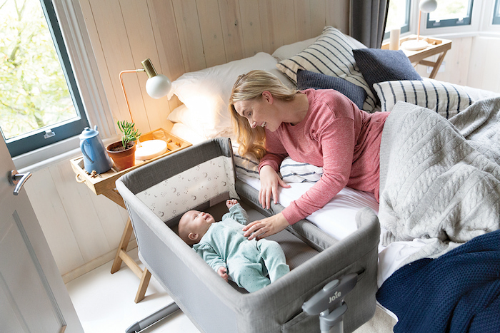 英国喜悦育儿品牌Joie床边床全新上市！创新＂平行滑动＂设计 宝宝在你身边轻