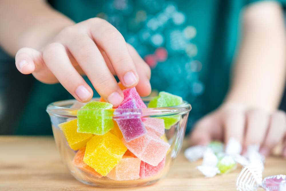 孩子爱吃糖吗？摄取过量食品添加物恐对健康造成4影响！
