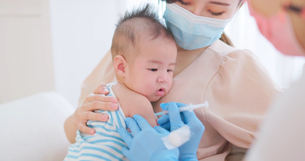 婴幼儿确诊后，出现持续高烧、红疹该怎么办？确诊后还能打常规疫苗吗？