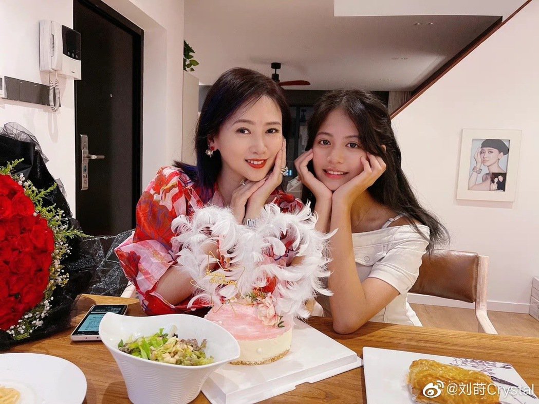 「亚洲小姐冠军」美女翁虹12岁爱女曝光：妳真的长大了