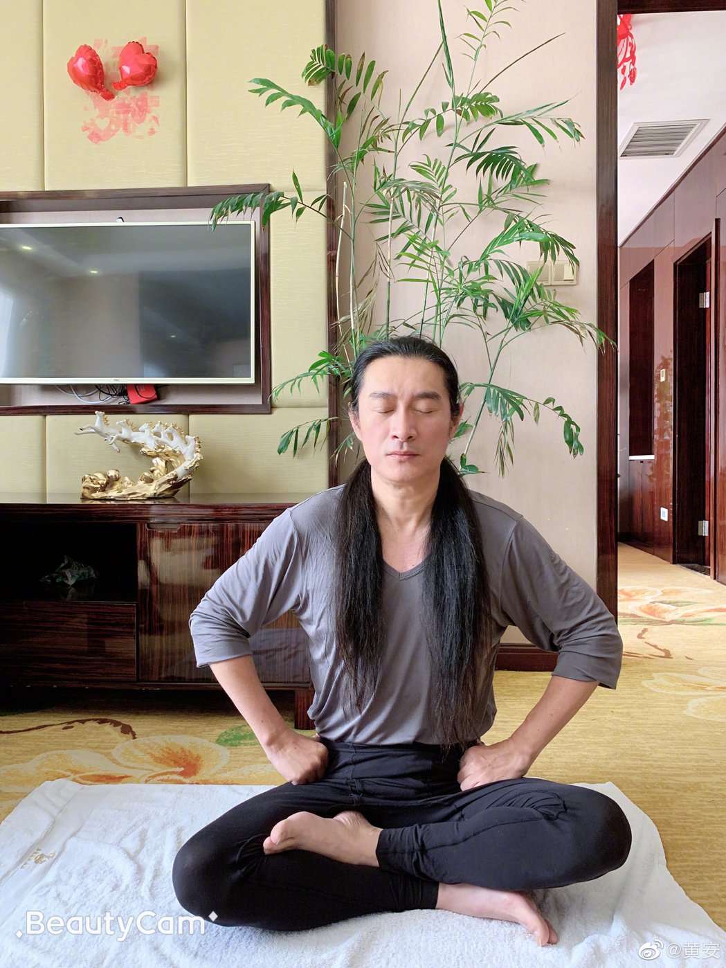 黄安痛批观念扭曲　掀裙女大生回呛：中国人管的事干嘛