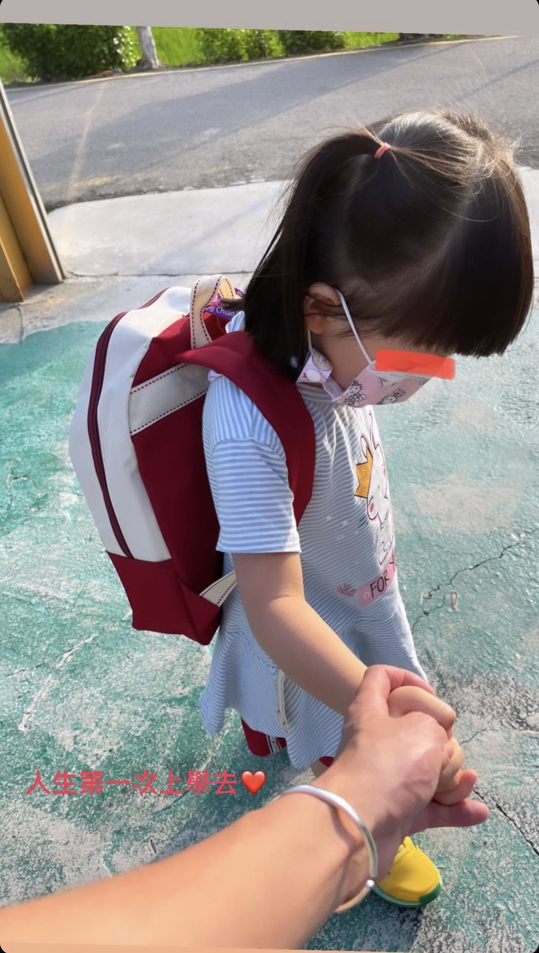 3岁女儿Aila酱第一次上学 江宏杰紧牵女儿坦言：不舍得