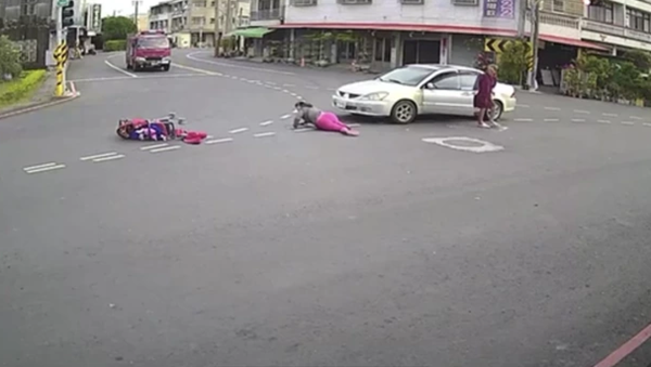 路口无行人穿越道，女驾误把煞车当油门，孩子伸手脚挣扎求救！