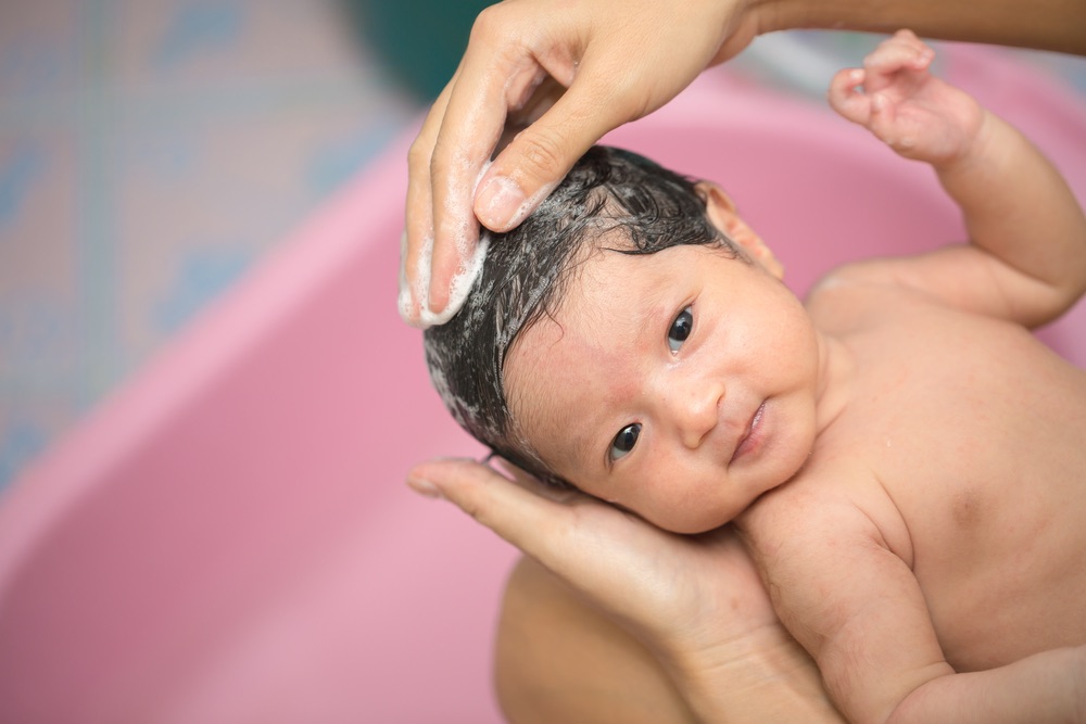 帮新生儿洗澡的注意事项，最保险的方法还是夫妻俩一起洗！