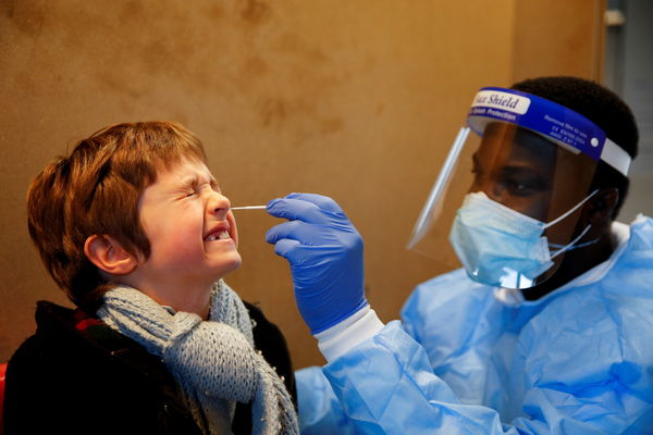 纽约染疫儿童住院率暴增4倍，约一半不到5岁，政府郑重呼吁家长「快打疫苗」