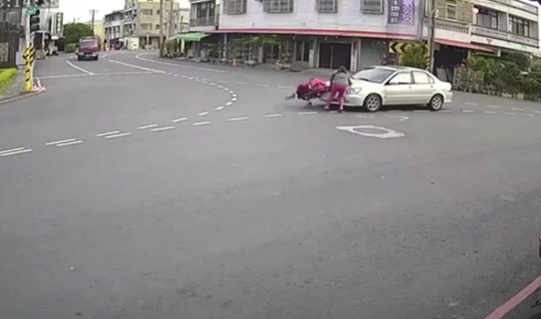 路口无行人穿越道，女驾误把煞车当油门，孩子伸手脚挣扎求救！