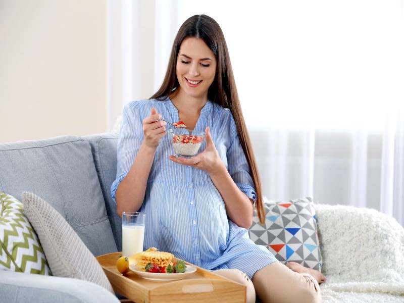 不想孩子过敏，准妈妈就该吃奶粉！孕期吃「这3样」降低宝宝过敏机率
