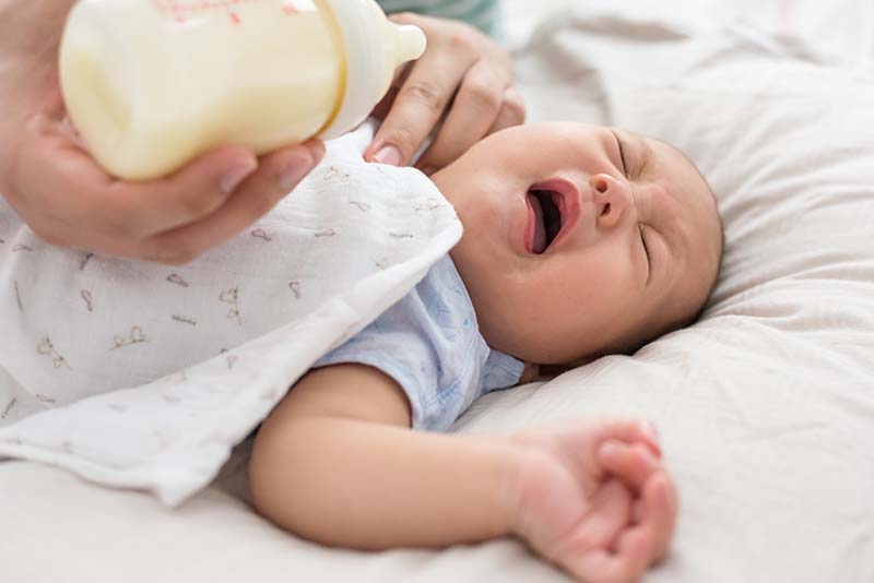 宝宝溢奶很常见．吐奶观察频率要小心，发生时务必保持呼吸道畅通