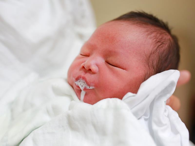 双胞胎2月女婴疑噎奶猝死，鼻孔留奶水凝固物！并非有拍嗝就不会溢奶