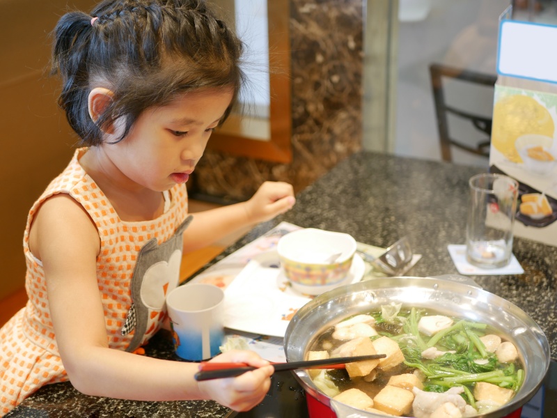 4岁童吃火锅染沙门氏菌，爸妈隔天也上吐下泻！过年聚餐饮食3点注意！