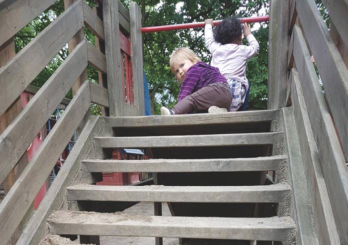 挪威幼儿园的师生比，敢让1岁多孩子爬上爬下！北欧父母先信任再放手
