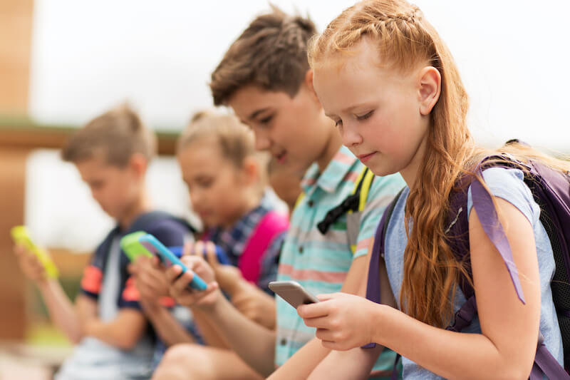 孩子吵闹时，多少家长曾经用手机图个安静，难以脱离虚拟世界！
