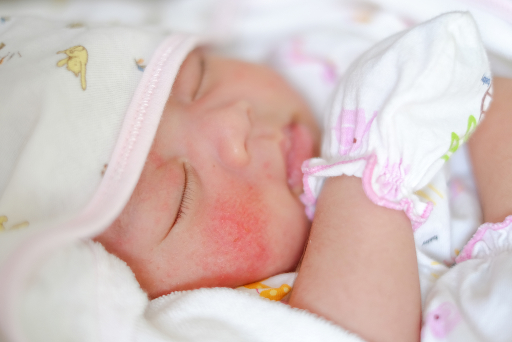 新生儿第一个月要注意12件事！婴儿需要看医生的16项症状、8个慢性问题