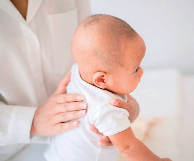 宝宝溢奶很常见．吐奶观察频率要小心，发生时务必保持呼吸道畅通