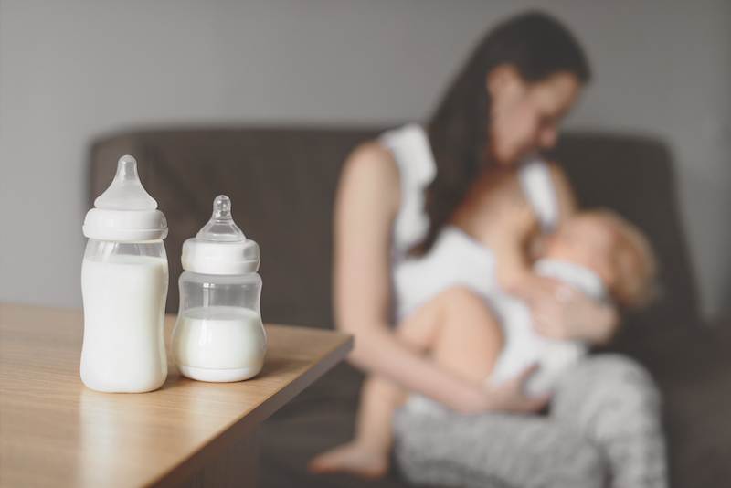 研究：婴儿每天吞下逾百万个塑胶微粒，当心用奶瓶泡奶，水温越高