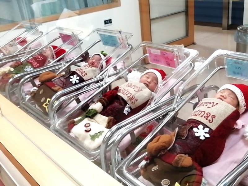 圣诞宝宝好吸睛！护理师巧思，让无法到院探视新生儿的家属仍能隔空祝福！