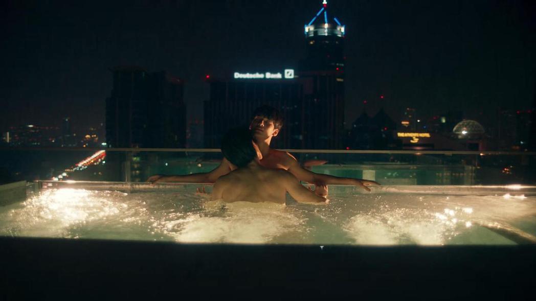 泰国BL剧大尺度画面狂放送男主角泳池肉体交缠大公开