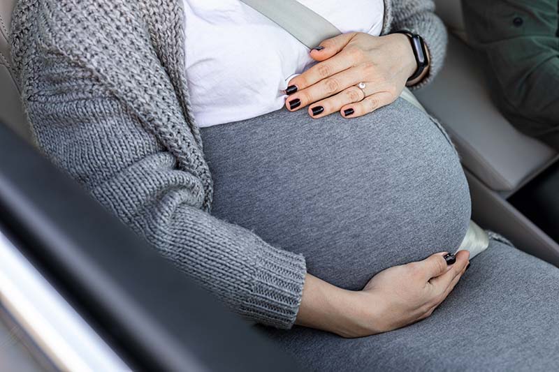 怀孕出游的食衣住行多注意，随身携带妈妈手册，临时就医可迅速掌握母胎状况
