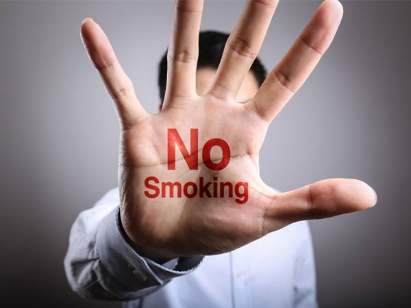 二手烟有致癌风险、三手烟是更强毒物，爱孩子别在家抽烟