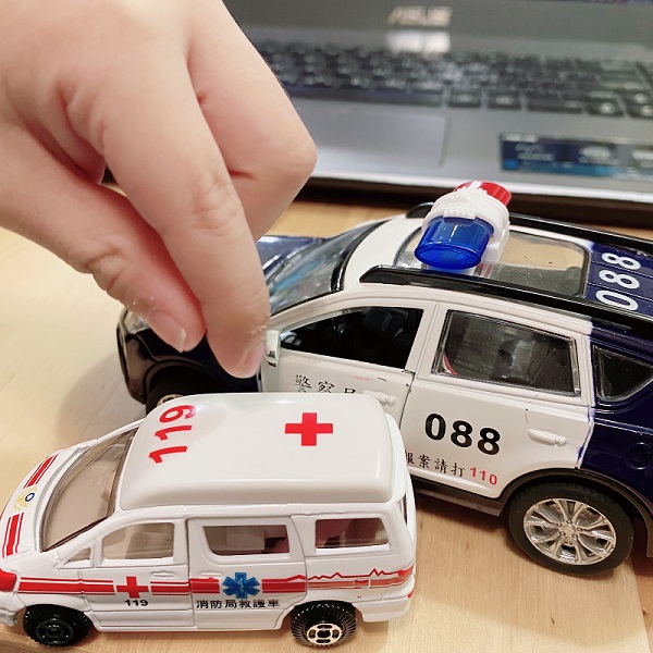 妈妈突然昏倒叫不醒，5岁男童翻「玩具救护车」救命！