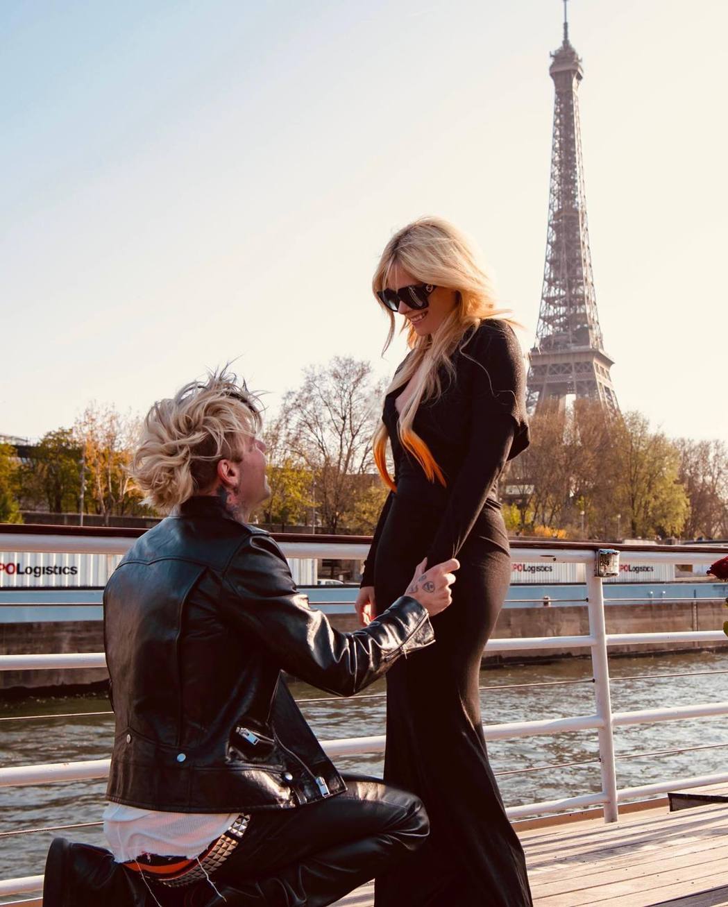 歌手男友巴黎浪漫求婚艾薇儿「我愿意」甜晒钻戒