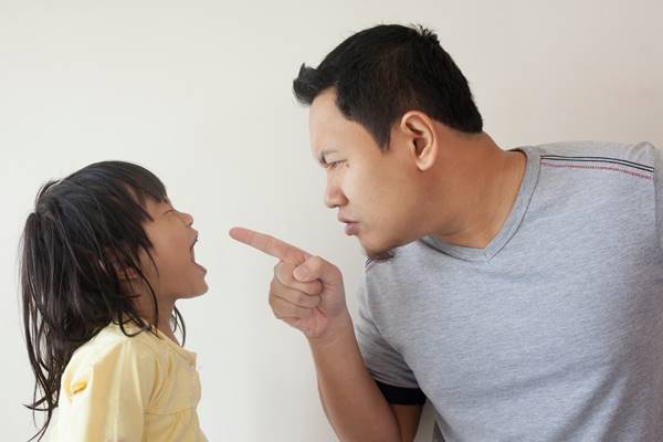 爸妈每天碎念说教，只会让小孩把耳朵摀起来！改成「3句沟通法」才有效